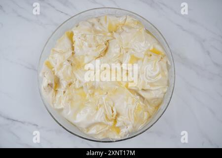 Griechischer Kuchen mit Spinat und Lachs im Filloteig vor dem Rücken. Stockfoto