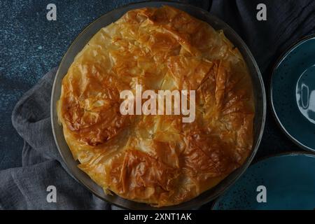Griechischer Kuchen mit Spinat und Lachs in Filloteig Stockfoto