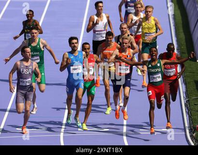 Paris, Frankreich. August 2024. Ermias Girma (2. R) aus Äthiopien feiert während der 1500-m-Leichtathletik-Runde der Männer bei den Olympischen Spielen 2024 in Paris, Frankreich, 2. August 2024. Quelle: Li Jing/Xinhua/Alamy Live News Stockfoto