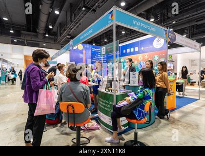 Bangkok, Thailand. August 2024. Im Queen Sirikit National Convention Center treffen sich ältere Frauen um einen Stand, um sich über Gesundheits- und Schönheitsbehandlungen zu informieren. Die InterCare Asia 2024, „The Freedom Lifestyle & Healthcare for All Ages“, ist eine Fachmesse, die die neuesten medizinischen, Gesundheits- und Wellness-Innovationen für alle Altersgruppen präsentiert. Sie bietet vielfältige Produkte und Dienstleistungen, die von gesunder Ernährung und Beauty-Technologie bis hin zu Hilfsmitteln und Lösungen für die Seniorenpflege reichen. (Foto: Nathalie Jamois/SOPA Images/SIPA USA) Credit: SIPA USA/Alamy Live News Stockfoto