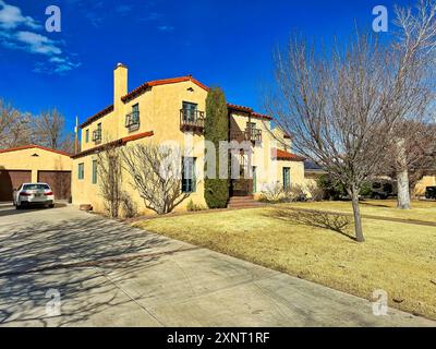 ALBUQUERQUE, NEW MEXICO, USA - 7. MÄRZ 2023. Gelbes altes Gebäude mit gekacheltem Dach. Bürogebäude Stockfoto