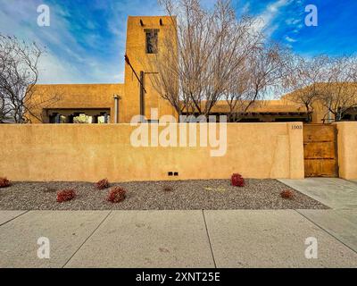 ALBUQUERQUE, NEW MEXICO, USA - 8. MÄRZ 2023. Gelbes altes Gebäude ohne Dach. Bürogebäude Stockfoto