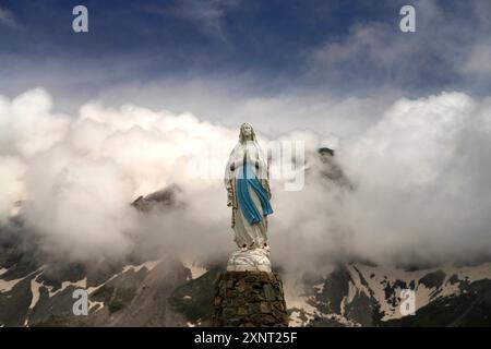 La Vierge de Troumouse Statue der Madonna La Vierge de Troumouse im Talkessel Cirque de Troumouse im Nationalpark Pyrenäen bei Gavarnie-Gedre, Frankre Stockfoto
