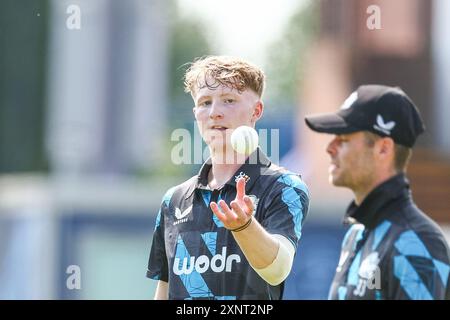 Derby, Großbritannien. August 2024. Harry Darley Worcestershire bereitet sich auf das Bowl während des Metrobank One Day Cup-Spiels zwischen Derbyshire CCC und Worcestershire CCC am 2. August 2024 im County Ground in Derby, England vor. Foto von Stuart Leggett. Nur redaktionelle Verwendung, Lizenz für kommerzielle Nutzung erforderlich. Keine Verwendung bei Wetten, Spielen oder Publikationen eines einzelnen Clubs/einer Liga/eines Spielers. Quelle: UK Sports Pics Ltd/Alamy Live News Stockfoto