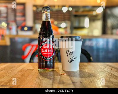 ALBUQUERQUE, NEW MEXICO, USA - 7. MÄRZ 2023. Flasche Cane Cola und Pappbecher auf dem Bartisch Stockfoto