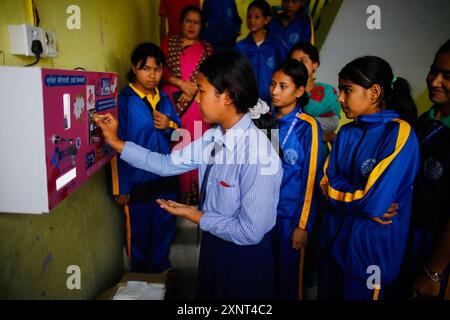 Ein Schüler steckt eine Münze in einen Automaten, der von The Period Project installiert wurde, einer Bewegung für eine zeitfreundliche Welt, indem er Automaten in verschiedenen Schulen und Gemeinden installiert und Wissen über Menstruationshygiene an der Shree Yubasahavagita School in Kathmandu vermittelt. Laut einer kürzlich durchgeführten UNICEF-Studie erleben rund 42-45% der nepalesischen Mädchen in ihrer Periode intensive Schande und Geheimhaltung. So startete eine Gruppe von 13 Schülern des IIMS das Projekt, eine von Studenten geleitete Initiative zur Verbesserung der Menstruationsgesundheit und -Hygiene in Gemeinden, um die Herausforderungen von Frauen und Frauen zu bewältigen Stockfoto