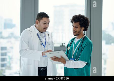 Arzt Und Krankenschwester Untersuchen Medizinische Karte Des Patienten Stockfoto