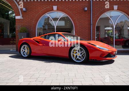 Lyndhurst England 19. Juli 2024 – Ein roter Ferrari im Luxus-Verkaufsraum in Lyndhurst. Italienischer Sportwagen. Automobilindustrie Stockfoto