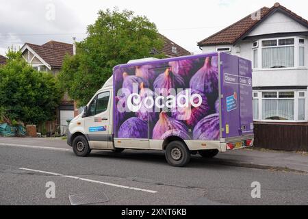 Southampton England 3. Juli 2024 - Ocado Lieferwagen parkt auf einer Wohnstraße. Lieferservice für Lebensmittel Stockfoto