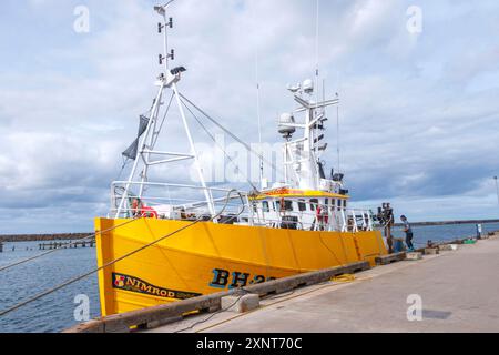 Fischerboote und Trawler schlendern durch den Hafen von Northumberland UK Stockfoto