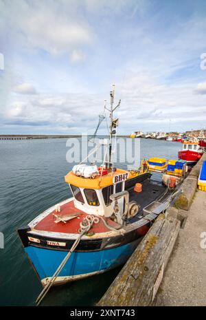 Fischerboote und Trawler schlendern durch den Hafen von Northumberland UK Stockfoto