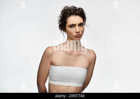 Eine junge Frau mit einem ernsten Ausdruck schaut direkt in die Kamera. Stockfoto