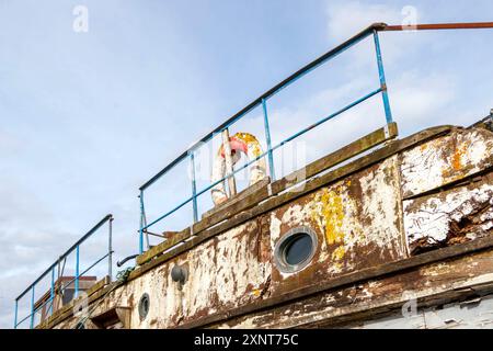 Baufälliger alter Fischerboottrawler im Trockendock im Northumberland UK Stockfoto