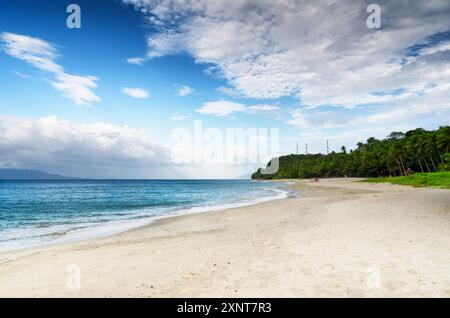 Wunderschöner tropischer Strand und blauer Himmel Stockfoto