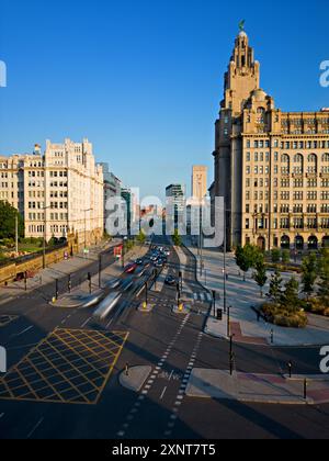 Luftaufnahme mit langsamer Verschlusszeit des Verkehrs auf der Strand Liverpool UK, die die Rückseite (nach innen gerichtet) des Royal Liver Building zeigt. Stockfoto