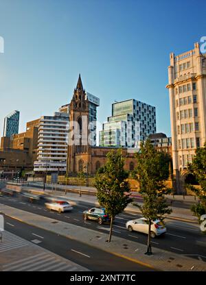 Erhöhtes Bild mit langsamer Verschlusszeit des Verkehrs entlang des Standes Liverpool, vorbei an der St. Nicholas Kirche. Stockfoto