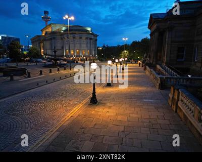 Erhöhter Blick auf die William Brown Street in Richtung St Georges Hall mit Straßenbeleuchtung in der Abenddämmerung. Stockfoto