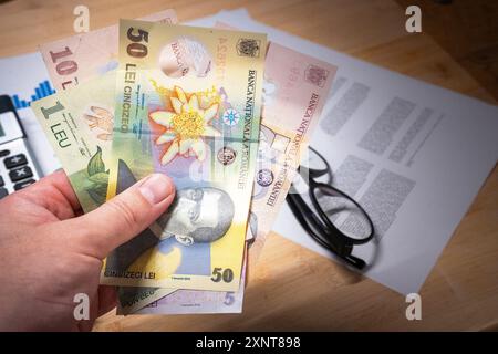 Übergabe des Banknotenbündels. Vertragsdokumente. Rumänische lei-Währung. Stockfoto