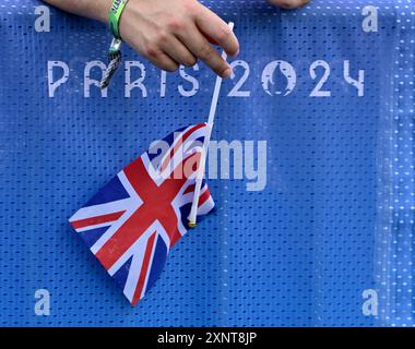 Paris, Frankreich. August 2024. Olympische Spiele 2024 in Paris. Kanu Slalom. Olympia-Nautikstadion. Paris. Eine Gewerkschaftsflagge und das Pariser 2024-Branding beim Einzel-Wettbewerb der Männer im Kayak während der Olympischen Spiele 2024 in Paris im Olympischen Nautikstadion in Frankreich. Quelle: Sport In Pictures/Alamy Live News Stockfoto