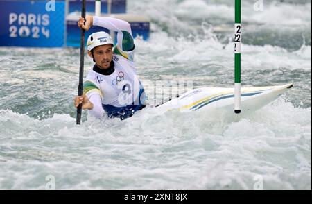 Paris, Frankreich. August 2024. Olympische Spiele 2024 in Paris. Kanu Slalom. Olympia-Nautikstadion. Paris. Timothy Anderson (aus) im Kajak-Einzelwettbewerb der Männer während der Olympischen Spiele 2024 in Paris im Olympischen Nautikstadion in Frankreich. Quelle: Sport In Pictures/Alamy Live News Stockfoto