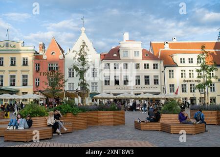 TALLINN, ESTLAND - 10. AUGUST 2023: Personen, die in Restaurants im Freien auf dem Rathausplatz von Tallinn oder auf den Raekoja-Plats in Tallinna Vanalinn sitzen, inklusive Stockfoto