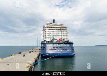 TALLINN, ESTLAND - 12. AUGUST 2023: Kreuzfahrtschiffe legen im Hafen von Tallinn an. Das Schiff „mein Schiff 4“ von TUI Cruises ist bereit für ein neues Abenteuer auf dem Meer. Stockfoto