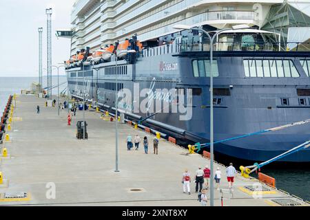 TALLINN, ESTLAND - 12. AUGUST 2023: Kreuzfahrtschiffe legen im Hafen von Tallinn an. Das Schiff „mein Schiff 4“ von TUI Cruises ist bereit für ein neues Abenteuer auf dem Meer. Stockfoto