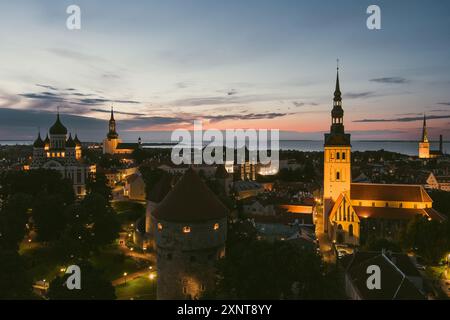 Berühmte Skyline-Aussicht auf die Altstadt von Tallinn in der Sommernacht. St. Olaf's, St. Michaelis Kirchen, Alexander Newski Kathedrale, Verteidigungsmauern, Rooft Stockfoto