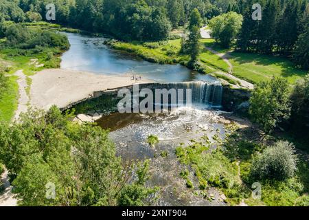 Luftaufnahme des Jagala Wasserfalls oder Jagala Juga. Der breiteste und mächtigste natürliche Wasserfall Estlands, der sich am Jagala-Fluss in der Nähe des Golfs befindet Stockfoto