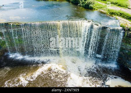 Luftaufnahme des Jagala Wasserfalls oder Jagala Juga. Der breiteste und mächtigste natürliche Wasserfall Estlands, der sich am Jagala-Fluss in der Nähe des Golfs befindet Stockfoto