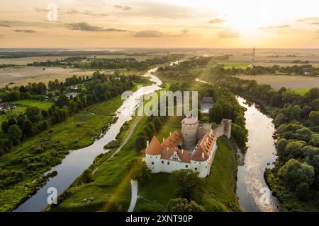 Aus der Vogelperspektive auf Schloss Bauska oder Bauskas Pils. Ruinen der Burg des Livländischen Ordens und eines späteren Palastes, Residenz des Herzogs von Kurland und Sitz der CAS Stockfoto