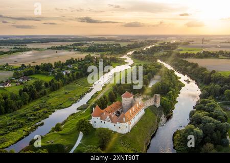 Aus der Vogelperspektive auf Schloss Bauska oder Bauskas Pils. Ruinen der Burg des Livländischen Ordens und eines späteren Palastes, Residenz des Herzogs von Kurland und Sitz der CAS Stockfoto