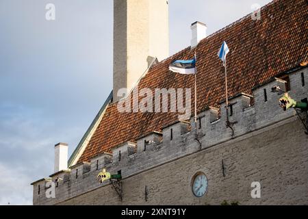 Das Dach des Rathauses von Tallinn mit estnischen Fahnen, die im Wind winken. Altstadt von Tallinn oder Tallinna Vanalinn, die zum UNESCO-Weltkulturerbe Lis gehört Stockfoto