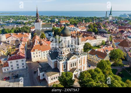 Aus der Vogelperspektive der Alexander-Newski-Kathedrale in der Altstadt von Tallinn an einem sonnigen Sommermorgen. Marienkathedrale, Verteidigungsmauern, Dächer. UNESCO-Welt Stockfoto