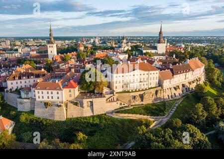 Legendäre Skyline-Aussicht auf die Altstadt von Tallinn und den Toompea-Hügel an einem sonnigen Sommerabend. Stenbock House, Aussichtsplattform Patkuli, Verteidigungsmauern, Stockfoto