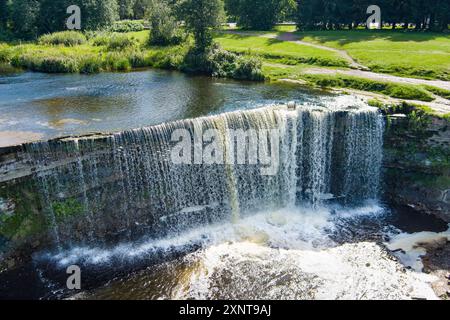 Luftaufnahme des Jagala Wasserfalls oder Jagala Juga. Der breiteste und mächtigste natürliche Wasserfall Estlands, der sich am Jagala-Fluss in der Nähe des Golfs befindet Stockfoto