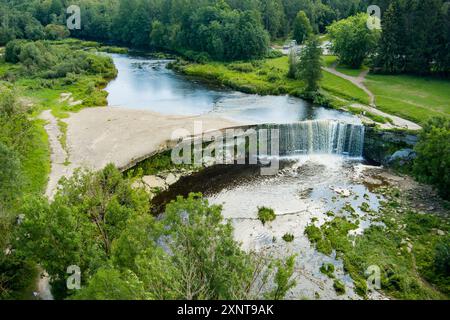 Luftaufnahme des Jagala Wasserfalls oder Jagala Juga. Der breiteste und mächtigste natürliche Wasserfall Estlands, der sich am Jagala-Fluss in der Nähe des Golfs befindet Stockfoto