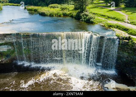 Luftaufnahme des Jagala Wasserfalls oder Jagala Juga. Der breiteste und mächtigste natürliche Wasserfall Estlands, der sich am Jagala-Fluss in der Nähe des Golfs befindet Stockfoto