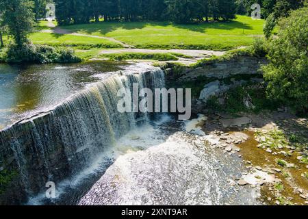 Luftaufnahme des Jagala Wasserfalls oder Jagala Juga. Der breiteste und mächtigste natürliche Wasserfall Estlands, der sich am Jagala-Fluss in der Nähe des Golfs befindet Stockfoto