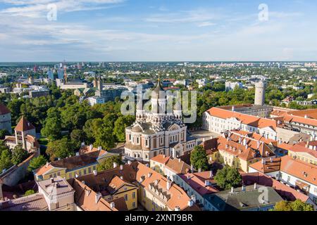 Aus der Vogelperspektive der Alexander-Newski-Kathedrale in der Altstadt von Tallinn an einem sonnigen Sommermorgen. Marienkathedrale, Verteidigungsmauern, Dächer. UNESCO-Welt Stockfoto