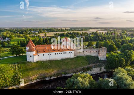 Aus der Vogelperspektive auf Schloss Bauska oder Bauskas Pils. Ruinen der Burg des Livländischen Ordens und eines späteren Palastes, Residenz des Herzogs von Kurland und Sitz der CAS Stockfoto