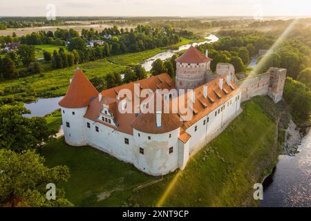 Aus der Vogelperspektive auf Schloss Bauska oder Bauskas Pils. Ruinen der Burg des Livländischen Ordens und eines späteren Palastes, Residenz des Herzogs von Kurland und Sitz der CAS Stockfoto