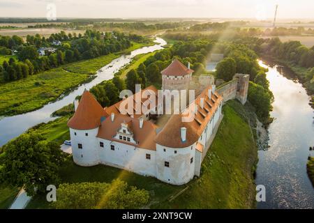 Aus der Vogelperspektive auf Schloss Bauska oder Bauskas Pils. Ruinen der Burg des Livländischen Ordens und eines späteren Palastes, Residenz des Herzogs von Kurland und Sitz der CAS Stockfoto