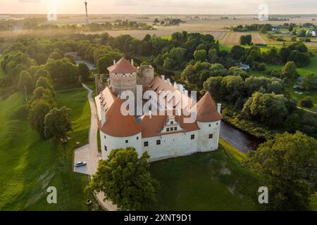 Aus der Vogelperspektive auf Schloss Bauska oder Bauskas Pils. Ruinen der Burg des Livländischen Ordens und eines späteren Palastes, Residenz des Herzogs von Kurland und Sitz der CAS Stockfoto