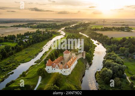 Aus der Vogelperspektive auf Schloss Bauska oder Bauskas Pils. Ruinen der Burg des Livländischen Ordens und eines späteren Palastes, Residenz des Herzogs von Kurland und Sitz der CAS Stockfoto