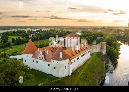 Aus der Vogelperspektive auf Schloss Bauska oder Bauskas Pils. Ruinen der Burg des Livländischen Ordens und eines späteren Palastes, Residenz des Herzogs von Kurland und Sitz der CAS Stockfoto