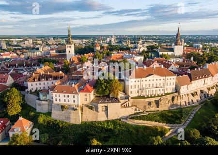 Legendäre Skyline-Aussicht auf die Altstadt von Tallinn und den Toompea-Hügel an einem sonnigen Sommerabend. Stenbock House, Aussichtsplattform Patkuli, Verteidigungsmauern, Stockfoto