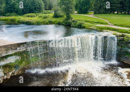 Luftaufnahme des Jagala Wasserfalls oder Jagala Juga. Der breiteste und mächtigste natürliche Wasserfall Estlands, der sich am Jagala-Fluss in der Nähe des Golfs befindet Stockfoto