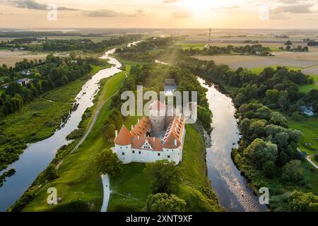 Aus der Vogelperspektive auf Schloss Bauska oder Bauskas Pils. Ruinen der Burg des Livländischen Ordens und eines späteren Palastes, Residenz des Herzogs von Kurland und Sitz der CAS Stockfoto