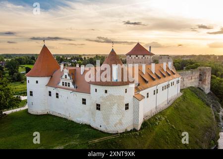 Aus der Vogelperspektive auf Schloss Bauska oder Bauskas Pils. Ruinen der Burg des Livländischen Ordens und eines späteren Palastes, Residenz des Herzogs von Kurland und Sitz der CAS Stockfoto